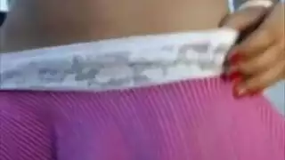 فتاة تمارس سكس الإغراء في الحمام تعري بزازها المدورة و تلعب ف