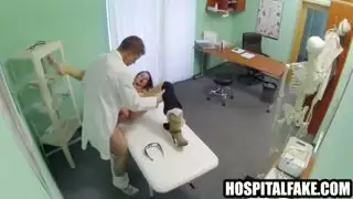 راكبة خبيرة تمارس الجنس بقوة في مشهد ركوب مثير