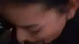 خبطت جميلة خشب الأبنوس في مضخات سوداء والحصول على الوجه