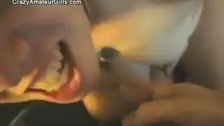 أم شقراء حمراء تأخذ عدة أعضاء ذكرية في الإسطبل
