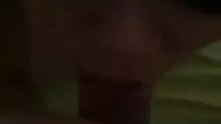 فتاة في كعب عالٍ تستخدم هزازًا لمتعة البظر فيلم إباحي