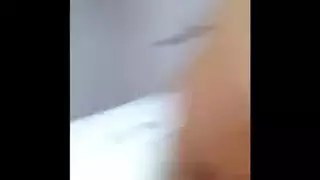 ربة منزل ممتلئة الجسم تبتلع السائل المنوي بعد جنس في المطبخ