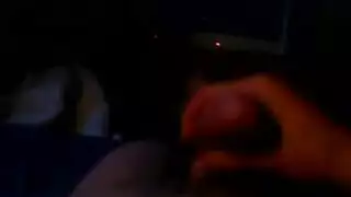 العاهرة على الكاميرا لا تقاوم قضيب رئيسها الكبير على الفيديو