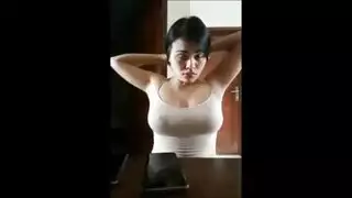 عاهرات آسيويات وألمانيات في جنس ثلاثي حار مع رابعة