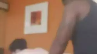 تفتكر انا لا يوجد احد في المنزل تلس بنظال ضيق ودخل الحمام