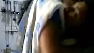 بورن عراك قطط: مصارعات يفقدن الملابس ويتلقين القذف على الوجه