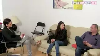 عزابي صريح: برونيتي مشعرة تستمني بدوندغ بينما يتجسس الشريك