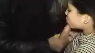 زوجة عربية تتعمق في مص قضيب مغربي ضخم