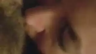 مؤثرة ناضجة ساخنة تجلب صديقًا إلى الاستوديو لجلسة مص قضيب إباحية