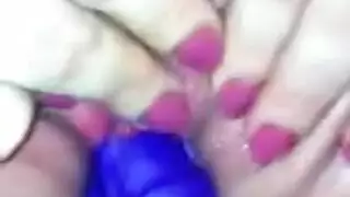 سيده كبيره في العمر تضرب عشره لبنها في الفراش