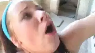 الجد العجوز يشتهي نيك الصغيرات و يتحرش بحفيدته المراهقة و يلعب في كسهاعلى الاريكة الفيديو الإباحية