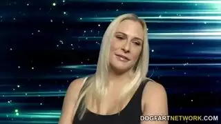 بنت مربوطة في المستودع