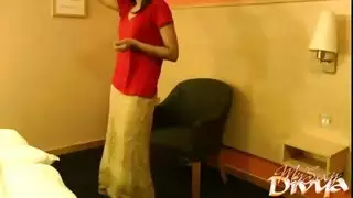 أخت مثارة تتوسل للقضيب وتحصل على فعل صريح فورًا