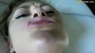 شقراء متغطرسة تسيطر على القضيب بتعذيب مثير