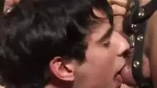 صنم المثليين الإباحي الصريح يكشف عن قضيبه السميك وسراويله