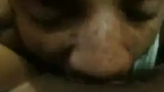 يدخل لسانه في كسي