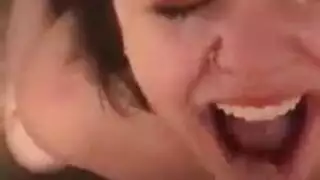 متحولة منهكة تأخذ كل الزبور الثلاثة في فتحاتها