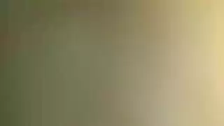 سيدة كبيرة تدفع دساراً بقوة بينما يراقبها متلصص مقرن ويثار