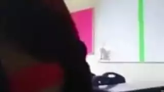 فتاة شابة تلعب بكسها المبلل وتنزل عدة مرات