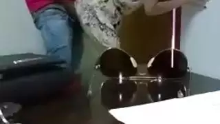 فعل إباحي عنيف: الزوج يضخ زبه الكبير في فتحتها الجشعة