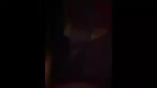 استمناء سمر القذر: تدليك كسها الضيق