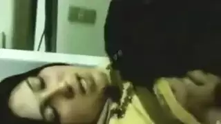 زوجة عربية منزلية تناك بقوة فعل إباحي كامل