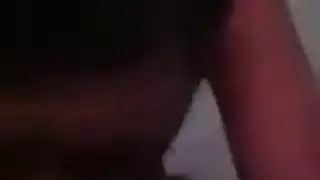 عربية جميلة تعبد قضيبًا ضخمًا في جلسة مص