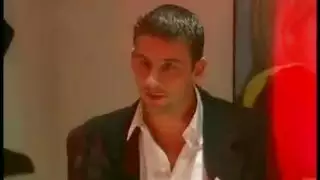حركة خلفية: الجمال الموشوم يحب الشرج بينما شريكه غائب