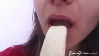 فتاة شقية تلعق علاجًا ذائبًا من قضيب صلب