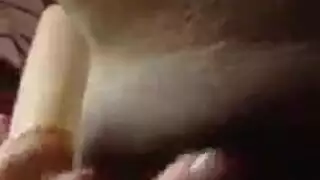 عاهرة آسيوية شقراء في الكلية تمص قضيبًا وتتلقى ضربًا قاسيًا