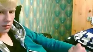 ثلاثي مُشبع بالبول حوريات ساخنات يذهبن في كل مكان