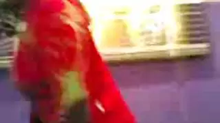 فتاة خليجية شقية تتصرف بوقاحة في فيديو جنسي صريح