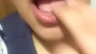 فتاة عربية كسولة جدًا للحركة، تكتفي بأخذ الزب