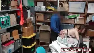 ضابط في الزي الرسمي يحفر مهبلها الرطب بقضيبه السميك