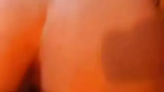 يلعب فاتنة الهواة مع كس في غرفة النوم