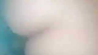 شقراء ممتلئة الجسم تتخطى الأعمال المنزلية للعب صريح بحلماتها والمتعة