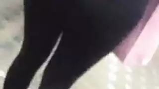 فرج مدرسة اليوغا الضيق يمسك بقضيب العميل