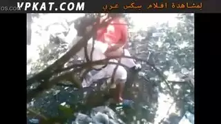 نيك متخفي في الغابة: يراقب ترمتها المشدودة بين الأشجار