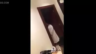 عاهرة تبلل جسمها بل مياة لتغري صديقتها لتساحقهاا