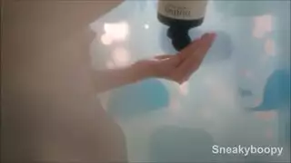 لقطات كاميرا ويب غير مقصودة لفعلها الإباحي في الحمام