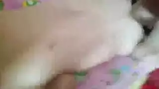 الجمال الآسيوي الراكع يقيم جنس فموي لرجل مسن