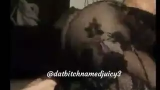 فتاة كبيرة المؤخرة تتعرض لجنس حلق بقضيب ضخم