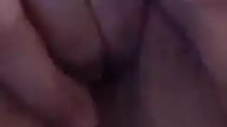 مراهقة سمراء تأخذ أربعة قضبان قاسية في علاقة جنسية جماعية جامحة