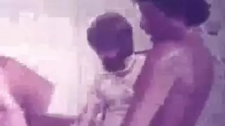 هاوية يائسة تجبر ثدييها الضخمين على البث المباشر