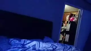 ضربات من الخلف: صديقة شقراء تنتظر دورها على قضيبه