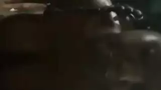 هذه العاجية المثيرة تداعب نفسها حتى تبتل ثم تُركب بقضيب ضخم