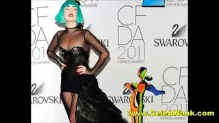بعد انتهاء كل شيء، تركع على ركبتيها من أجل جنس فموي