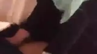 شاب مسلم مراهق يمنع شابًا صغيرًا استمناءً زلقًا