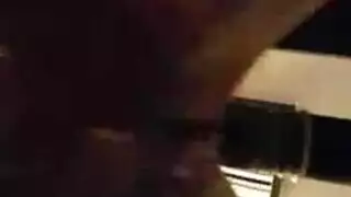 شابة سمراء ترفع صوتها في فيلم إباحي عرقي