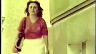 أثداء دافئة وفتحات ضيقة في جماع قوي